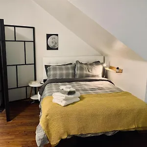  Apartment Old 251 Bright Studio B1, Downtown